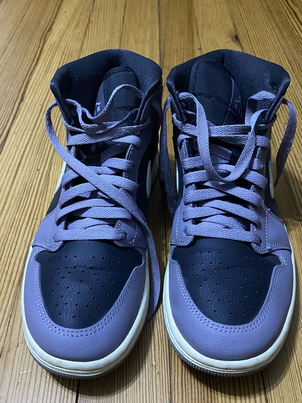 Nike Women’s Air Jordan 1 Mid Size 9